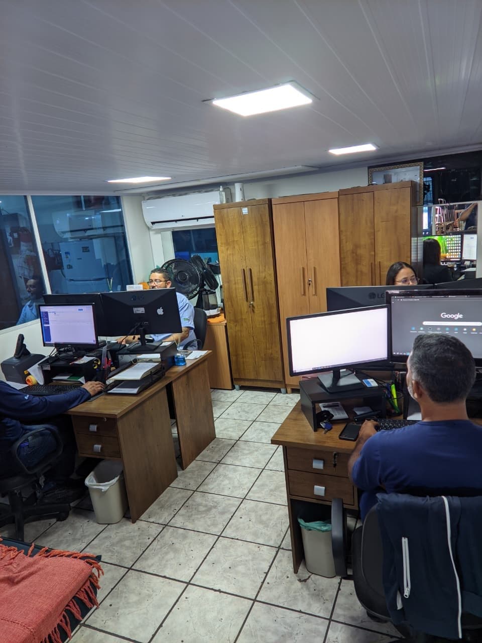 Equipe técnica Satelite Glass no escritório